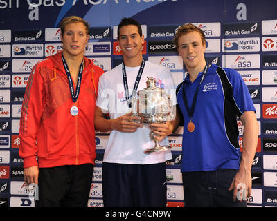 Simon Burnet di Windsor festeggia con la sua medaglia d'oro e il trofeo per il Freestyle da 100m maschile aperto insieme al medaglia d'argento Grant Turner della Loughborough University (a sinistra) e al medaglia di bronzo Robbie Renwick della città di Glasgow (a destra) durante i Campionati nazionali dell'ASA a Ponds Forge, Sheffield. Foto Stock