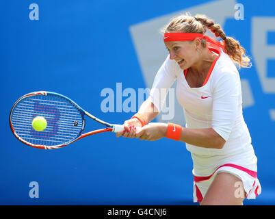 Tennis - AEGON International - Day Seven - Devonshire Park. Petra Kvitova in azione durante la sua semifinale contro Daniela Hantuchova durante l'AEGON International al Devonshire Park di Eastbourne. Foto Stock