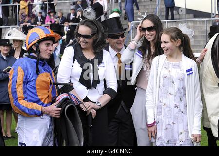 La vittoria del jockey Ryan Moore (a sinistra) e la festa vincente, tra cui l'allenatore Aiden o'Brien (al centro), sono tutti sorrisi nella recinzione dei vincitori dopo la vittoria in attesa dell'alba negli Hardwicke Stakes durante il quinto giorno del Royal Ascot Meeting 2011. Foto Stock