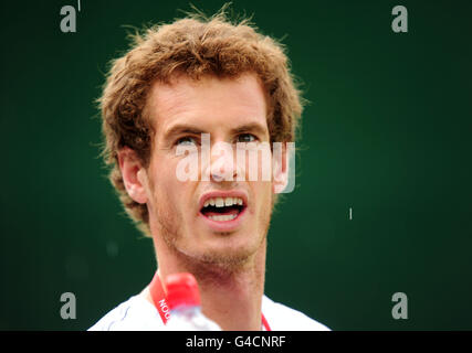 Andy Murray della Gran Bretagna guarda la pioggia dopo una sessione di allenamento per i Campionati di Wimbledon 2011 presso l'All England Lawn Tennis Club di Wimbledon. Foto Stock