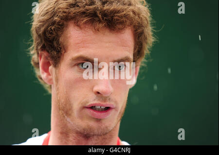 Tennis - 2011 Wimbledon Championships - Preview Day One - The All England Lawn Tennis and Croquet Club. Andy Murray della Gran Bretagna guarda la pioggia dopo una sessione di prove Foto Stock