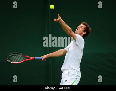 Andy Murray della Gran Bretagna durante una sessione di pratica per i Campionati Wimbledon 2011 presso l'All England Lawn Tennis Club di Wimbledon. Foto Stock