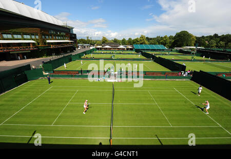 I giocatori si allenano sui campi esterni durante la giornata di prove per i Campionati di Wimbledon 2011 all'All England Lawn Tennis Club di Wimbledon. Foto Stock