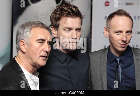 Gli attori scozzesi, (da sinistra a destra) Denis Lawson, Ewan McGregor (centro) e Ewen Bremner, arrivano per l'apertura del nuovo film Perfect Sense di McGregor, al Festival Internazionale del Cinema di Edimburgo, Festival Theatre di Edimburgo. Foto Stock