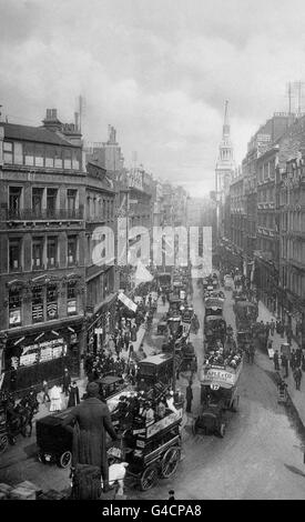 Vista di una strada affollata nel Cheapside di Londra che mostra una varietà di veicoli, tra cui un Hansom Cab, cavalli e autobus a motore. Foto Stock