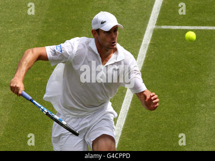 Andy Roddick degli Stati Uniti in azione durante la sua partita contro Andreas Beck della Germania il secondo giorno dei Campionati di Wimbledon 2011 all'All England Lawn Tennis and Croquet Club di Wimbledon. Foto Stock