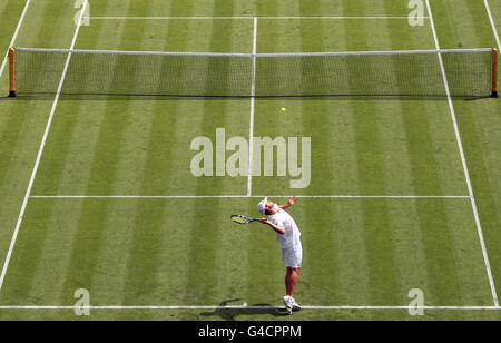 Andy Roddick degli Stati Uniti serve durante la sua partita contro Andreas Beck della Germania il secondo giorno dei campionati di Wimbledon 2011 all'All England Lawn Tennis and Croquet Club, Wimbledon. Foto Stock