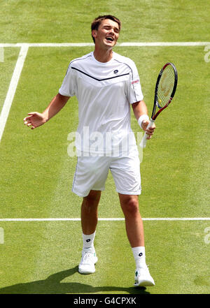 Andreas Beck della Germania mostra la sua emozione durante la sua partita contro Andy Roddick degli Stati Uniti il secondo giorno dei Campionati di Wimbledon 2011 all'All England Lawn Tennis and Croquet Club di Wimbledon. Foto Stock