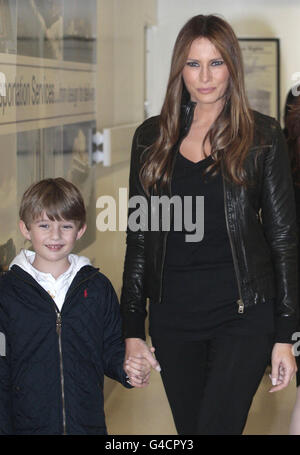 Melania Trump, la moglie di Donald Trump arriva all'aeroporto di Aberdeen con il figlio Barron. Foto Stock