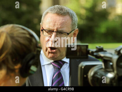 Il segretario generale della British Airline Pilots Association (BALPA) Jim McAislan parla ai media nel centro di Westminster a Londra, dopo il voto dei piloti su Virgin Airlines votato per l'azione industriale la prossima estate. Foto Stock