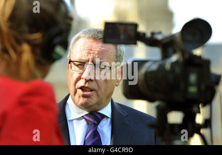 Il segretario generale della British Airline Pilots Association (BALPA) Jim McAislan parla ai media nel centro di Westminster a Londra, dopo il voto dei piloti su Virgin Airlines votato per l'azione industriale la prossima estate. Foto Stock