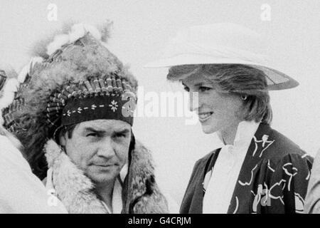 Il Principe e la Principessa del Galles incontrano gli indiani mi'kmaq durante una visita a Charlo, New Brunswick, durante un tour ufficiale del Canada Foto Stock