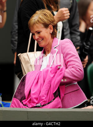 Judy Murray arriva sul campo centrale per guardare suo figlio Andy Murray durante il quarto giorno dei Campionati di Wimbledon 2011 all'All England Lawn Tennis and Croquet Club di Wimbledon. Foto Stock