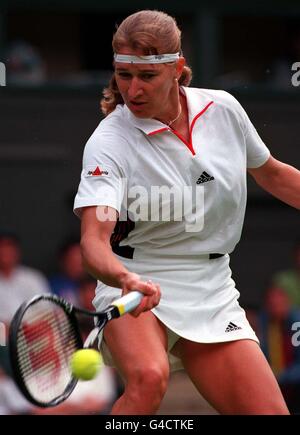 L'ex campione di Wimbledon Ladies Steffi Graf sulla sua strada per due strait set vincere 6-4 6-1 contro Miss G Leon Garcia di Spagna) a Wimbledon oggi (Lunedi). Foto di Fiona Hanson/PA. Foto Stock