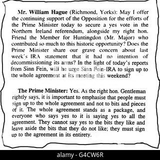 La versione stampata di uno scambio tra il leader del partito conservatore William Hague e il primo ministro Tony Blair come appariva nella relazione Hansard - la relazione ufficiale sui dibattiti parlamentari alla Camera dei Comuni - quando è stata pubblicata il 6 maggio 1998. Il vice leader del Partito unionista democratico, Peter Robinson, ha avviato un'indagine sulla pubblicazione del documento dopo aver affermato che esso differiva dal rapporto PA News delle parole reali di Blair e dal video-nastro del procedimento. Si afferma che la relazione è stata documentata e che alcune parole vitali sono state pronunciate dall'onorevole Foto Stock