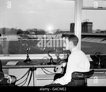 La casella di commento durante la partita di cricket tra Marylebone Cricket Club e Surrey a Lord's. Foto Stock