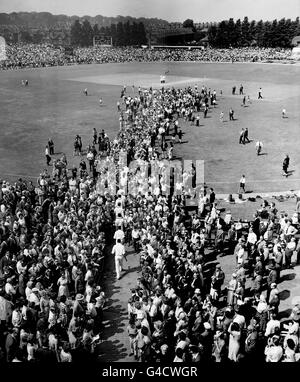 Cricket - Quarta prova partita - Inghilterra / West Indies - Quarta Giornata - Headingley. Le Indie Occidentali si fanno strada verso il cazzo dopo pranzo, attraverso una grande folla di spettatori. Foto Stock