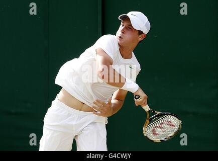 Luke Bambridge della Gran Bretagna in azione contro Andrew Whittington dell'Australia Nel primo turno dei Singles del ragazzo Foto Stock