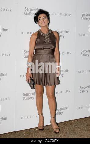 Il Serpentine Gallery Summer Party 2011 - Londra. Nancy dell'olio arriva alla Serpentine Gallery di Hyde Park, Londra per la Summer Party 2011. Foto Stock