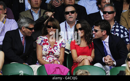 Pippa Middleton siede con sua madre Carole, padre Michael (a sinistra) e Alex Loudon al Centre Court durante il 9° giorno dei Campionati di Wimbledon 2011 all'All England Lawn Tennis and Croquet Club di Wimbledon. Foto Stock