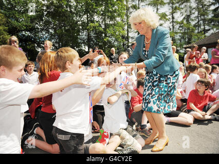 La Duchessa di Cornovaglia incontra gli alunni della scuola elementare di Cefnllys quando arriva al Bracken Trust Cancer Support Center a Llandrindod Wells, Powys. Foto Stock