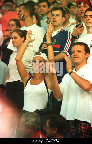 PA News 30/6/98 ULRIKA JONSSON con il fidanzato Paolo Roberts alla 1998 WORLD CUP MATCH di seconda partita tra Inghilterra e ARGENTINA IN ST. ETIENNE, Francia. Foto Stock