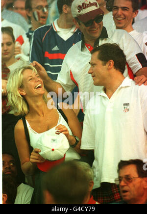 PA News 30/6/98 ULRIKA JONSSON con il fidanzato Paolo Roberts (a destra) al 1998 WORLD CUP MATCH di seconda partita tra Inghilterra e ARGENTINA IN ST. ETIENNE, Francia. Foto Stock