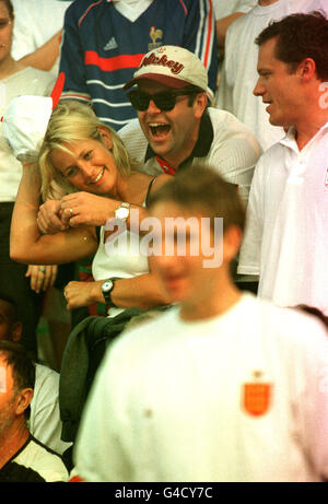 PA News 30/6/98 ULRIKA JONSSON con il fidanzato Paolo Roberts (a destra) al 1998 WORLD CUP MATCH di seconda partita tra Inghilterra e ARGENTINA IN ST. ETIENNE, Francia. Foto Stock