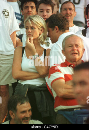 PA News 30/6/98 ULRIKA JONSSON con il fidanzato Paolo Roberts alla 1998 WORLD CUP MATCH di seconda partita tra Inghilterra e ARGENTINA IN ST. ETIENNE, Francia. Foto Stock