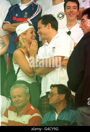 PA News 30/6/98 ULRIKA JONSSON con il fidanzato Paolo Roberts alla 1998 WORLD CUP MATCH di seconda partita tra Inghilterra e ARGENTINA IN ST. ETIENNE, Francia. Foto Stock