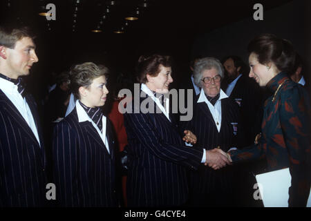 (L-R) i ballerini britannici del ghiaccio Christopher Dean, Jayne Torvill ed il loro allenatore Betty Callaway (le mani tremanti) sono presentati alla principessa Anne. Foto Stock