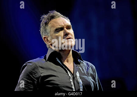 Glastonbury Festival 2011 - Venerdì. Morrissey si esibisce sul palco della Piramide al festival musicale di Glastonbury presso la Worthy Farm di Pilton. Foto Stock