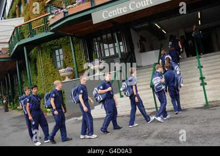 I ragazzi e le ragazze della palla arrivano a Center Court prima del sesto giorno dei Campionati di Wimbledon 2011 all'All England Lawn Tennis Club, Wimbledon. Foto Stock