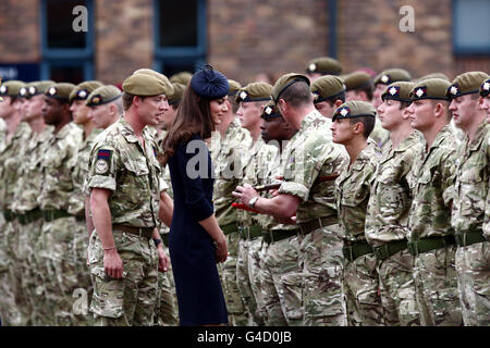 La Duchessa di Cambridge parla con i soldati della Victoria Barracks, Windsor, dove ha presentato medaglie operative per il servizio in Afghanistan ai membri della i Battaglione Irish Guards. Foto Stock