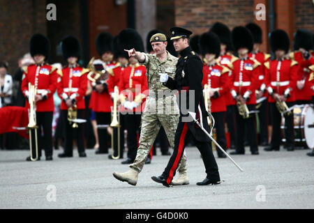 Il duca Cambridge presso le caserme Victoria, Windsor, dove ha presentato medaglie operative per il servizio in Afghanistan ai membri del 1° Battaglione Irish Guards. Foto Stock