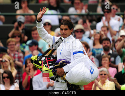 La spagnola Rafael Nadal festeggia la sconfitta del lussemburghese Gilles Muller durante il sesto giorno dei Campionati di Wimbledon 2011 all'All England Lawn Tennis and Croquet Club di Wimbledon. Foto Stock