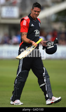 Kevin Pietersen in Inghilterra mostra la sua deiezione dopo i suoi inning di 41 finisce durante la partita internazionale Twenty20 al County Ground, Gloucestershire. Foto Stock