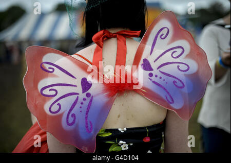 Le ali delle fate al festival di Glastonbury presso la Worthy Farm, Pilton. Foto Stock