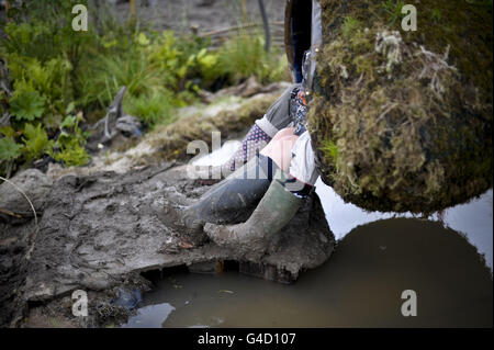 Glastonbury Festival 2011 - Sabato. Muddy si trova al festival di Glastonbury presso Worthy Farm, Pilton. Foto Stock