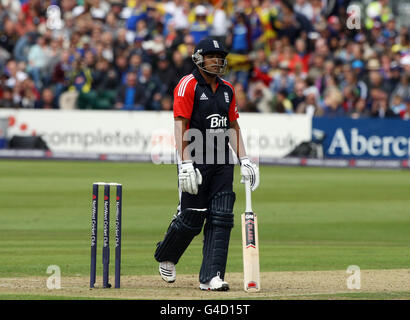 Il Samit Patel dell'Inghilterra mostra la sua deiezione dopo che è stato esaurito senza punteggio da Mahela Jayawardene dello Sri Lanka durante la partita internazionale Twenty20 al County Ground, Gloucestershire. Foto Stock