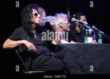 Rock Singer Alice Cooper beve acqua mentre guarda il fervore Snake artista performance esibirsi durante un'audizione a Hyde Park, per il suo Halloween Night of Fear Show che porterà sulla strada più avanti nel corso dell'anno. Foto Stock