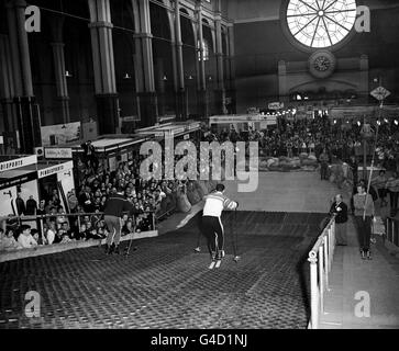 Una vista generale della pista da sci al coperto più grande del mondo, da sinistra a destra, Jean Vuarnet, campione olimpico 1960, e Karl Schranz, Campione del mondo dello sci Foto Stock