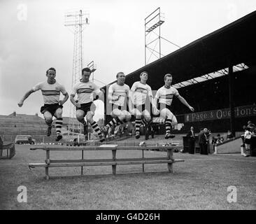 Cinque giocatori che hanno firmato per Crystal Palace durante la stagione stretta, da sinistra a destra, Edward Werge, Ronald Allen, Andrew Smillie, John Cartwright e Roy Little Foto Stock