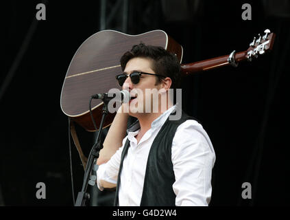 Marcus Mumford di Mumford & Sons si esibisce a Hyde Park, nel centro di Londra, in un concerto con la testa di Arcade Fire. PREMERE ASSOCIAZIONE foto. Data immagine: Giovedì 30 giugno 2011. Il credito fotografico dovrebbe essere: Filo Yui Mok/PA Foto Stock