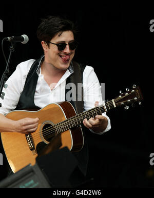 Marcus Mumford di Mumford & Sons si esibisce a Hyde Park, nel centro di Londra, in un concerto con la testa di Arcade Fire. PREMERE ASSOCIAZIONE foto. Data immagine: Giovedì 30 giugno 2011. Il credito fotografico dovrebbe essere: Filo Yui Mok/PA Foto Stock