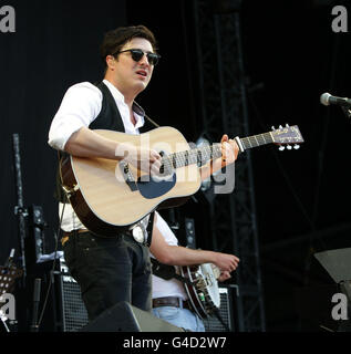 Marcus Mumford di Mumford & Sons si esibisce ad Hyde Park, nel centro di Londra, in un concerto con la testa di Arcade Fire. PREMERE ASSOCIAZIONE foto. Data immagine: Giovedì 30 giugno, 2011. Il credito fotografico dovrebbe leggere: Yui Mok/PA filo Foto Stock