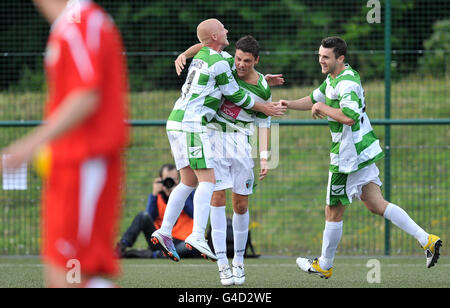 Alex Darlington (al centro) dei nuovi Santi celebra il suo obiettivo con Chris Williams e Chris Sharp (a destra) durante la UEFA Europa League, il primo turno di qualificazione, il primo incontro con la gamba al Park Hall di Oweestry. Foto Stock