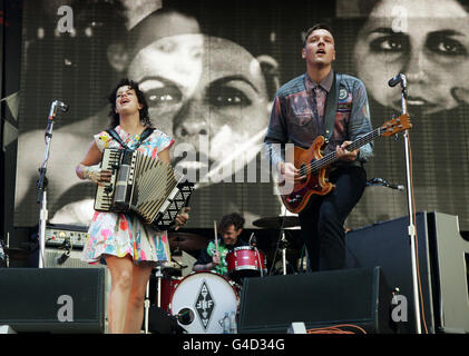 Vinci Butler e Regine Chassagne di Arcade Fire che si esibiscono a Hyde Park, nel centro di Londra. Foto Stock