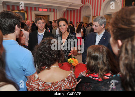 La Duchessa di Cambridge con il primo ministro canadese Stephen Harper (a destra), durante un'accoglienza informale per giovani volontari canadesi nella residenza ufficiale del Governatore Generale del Canada, Rideau Hall di Ottawa, il primo giorno della sua visita nel Paese del Commonwealth. Foto Stock