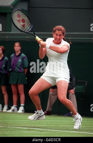 PA News 22/6/98 AMERICAN TENNISTA Monica Seles smorfie come lei svolge un colpo nella sua partita contro SANCHEZ LORENZO DALLA SPAGNA, a Wimbledon 1998. MONICA SELES HA VINTO LA PARTITA 6-3 6-4. Foto Stock